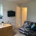 Cosy 2 Bedroom Apartment -Heathrow Airport