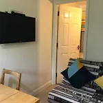 Cosy 2 Bedroom Apartment -Heathrow Airport