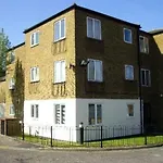 Cosy 2 Bedroom Apartment -Heathrow Airport